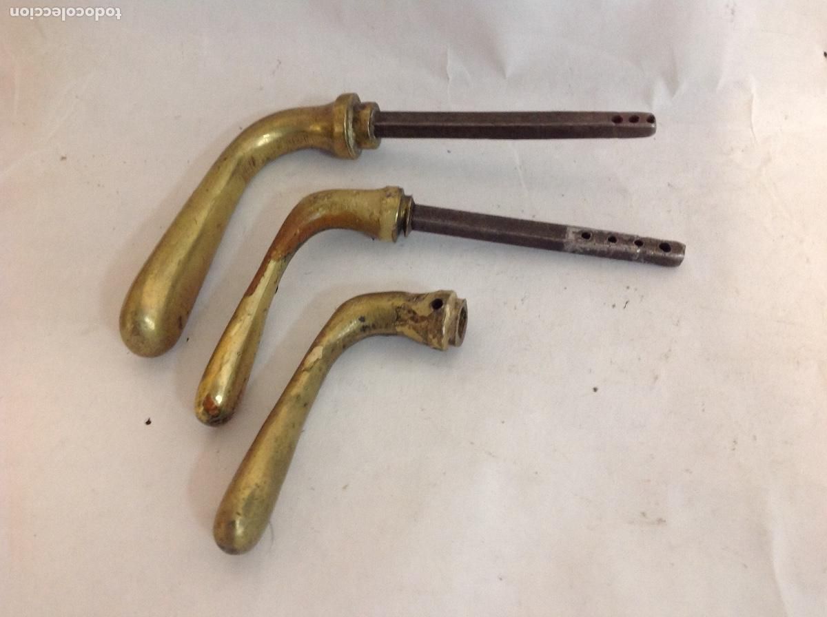 Antig&uuml;edades: Tres manillas antig&uuml;as de bronce para puertas