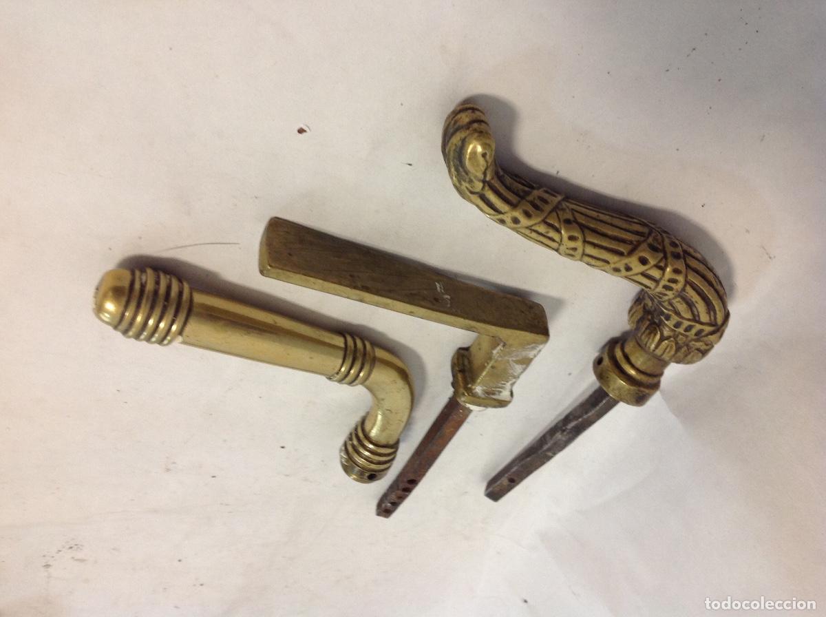 Antig&uuml;edades: Tres manillas antig&uuml;as de bronce para puertas