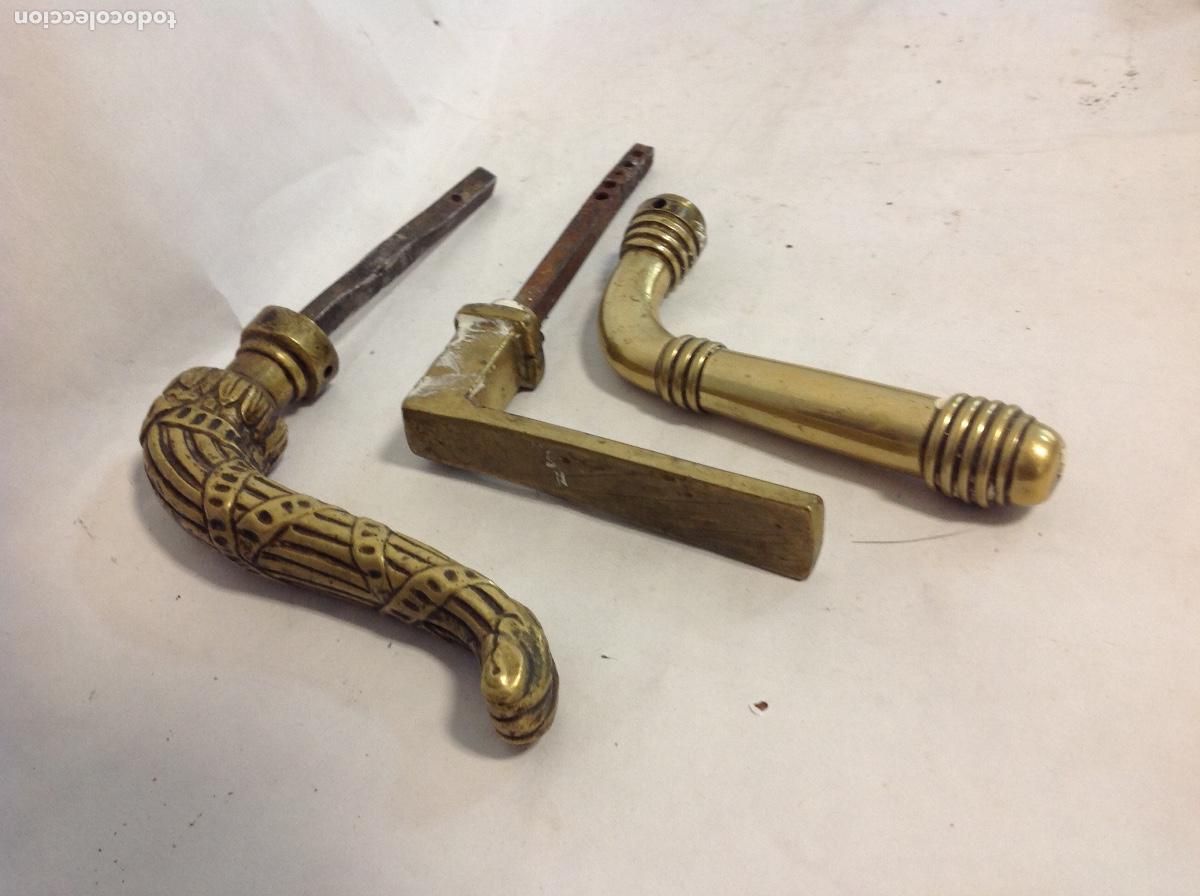 Antig&uuml;edades: Tres manillas antig&uuml;as de bronce para puertas