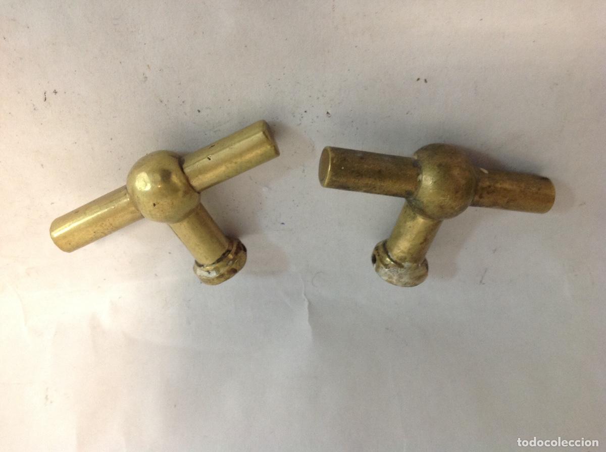 Antig&uuml;edades: Dos tiradores antig&uuml;os de bronce en forma de T