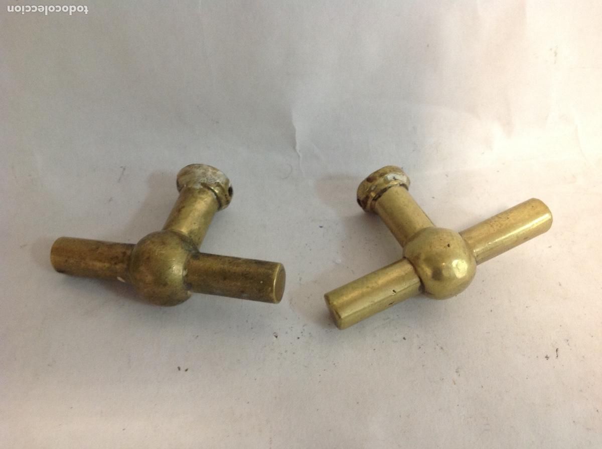 Antig&uuml;edades: Dos tiradores antig&uuml;os de bronce en forma de T