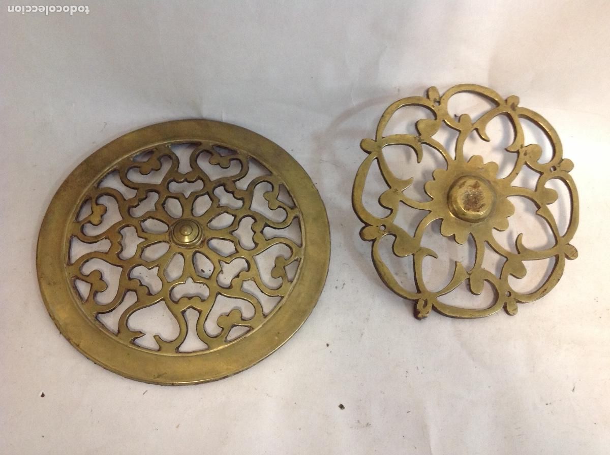 Antig&uuml;edades: Dos mirillas caladasde bronce para puerta