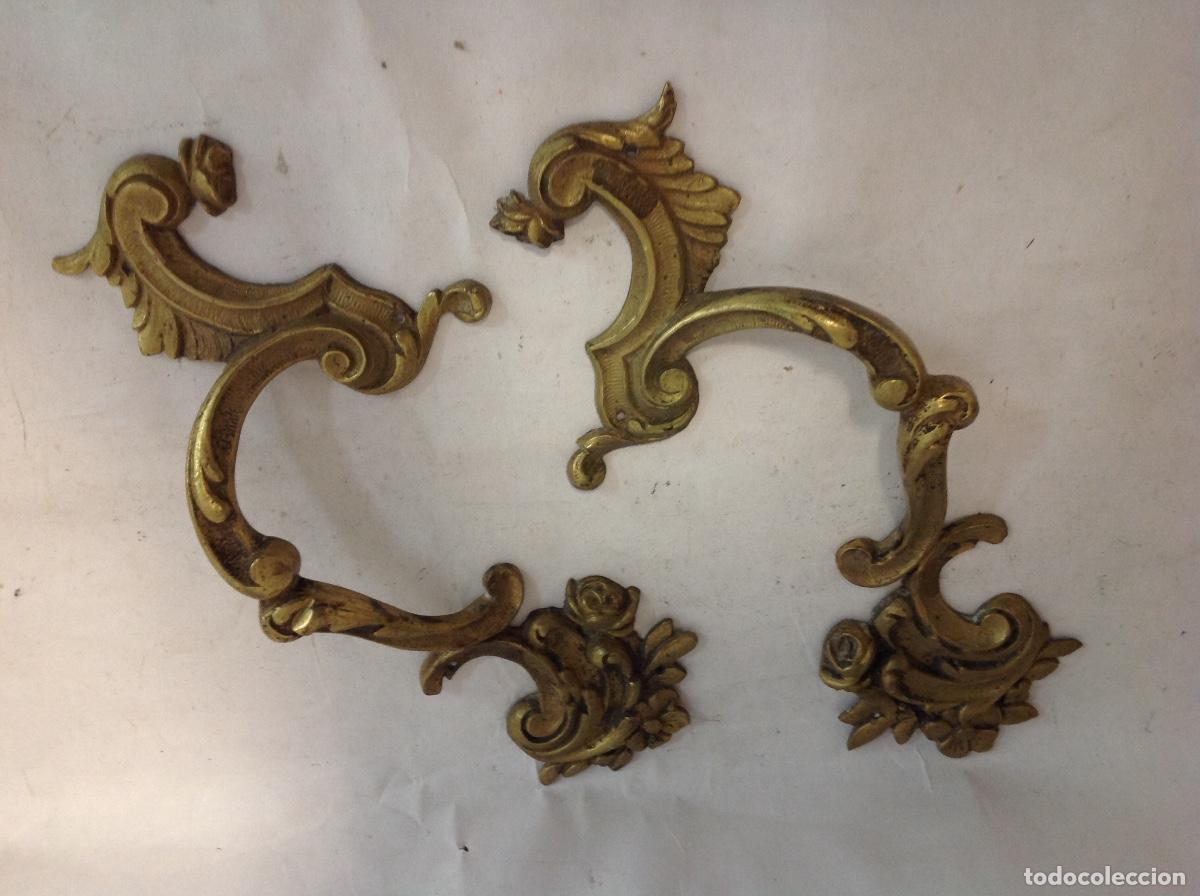 Antig&uuml;edades: Dos tiradores antig&uuml;os para cajones de bronce estilo rococo
