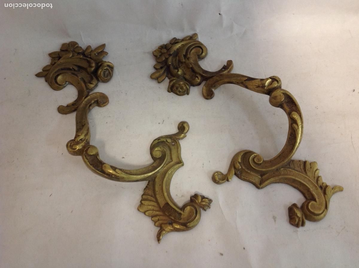 Antig&uuml;edades: Dos tiradores antig&uuml;os para cajones de bronce estilo rococo