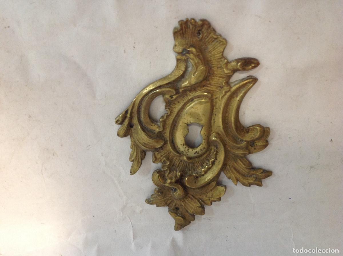 Antig&uuml;edades: Escudo de cerradura en forma de rocalla de bronce. sXIX
