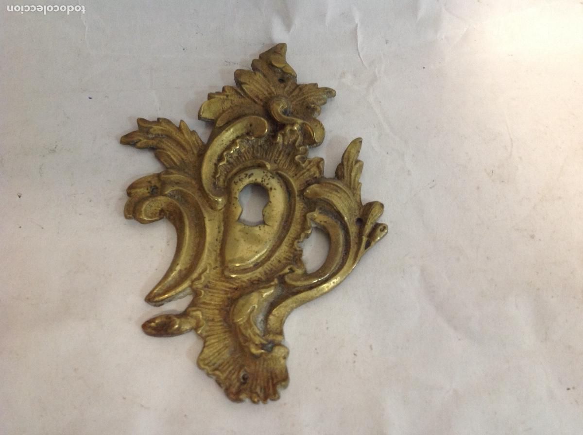 Antig&uuml;edades: Escudo de cerradura en forma de rocalla de bronce. sXIX