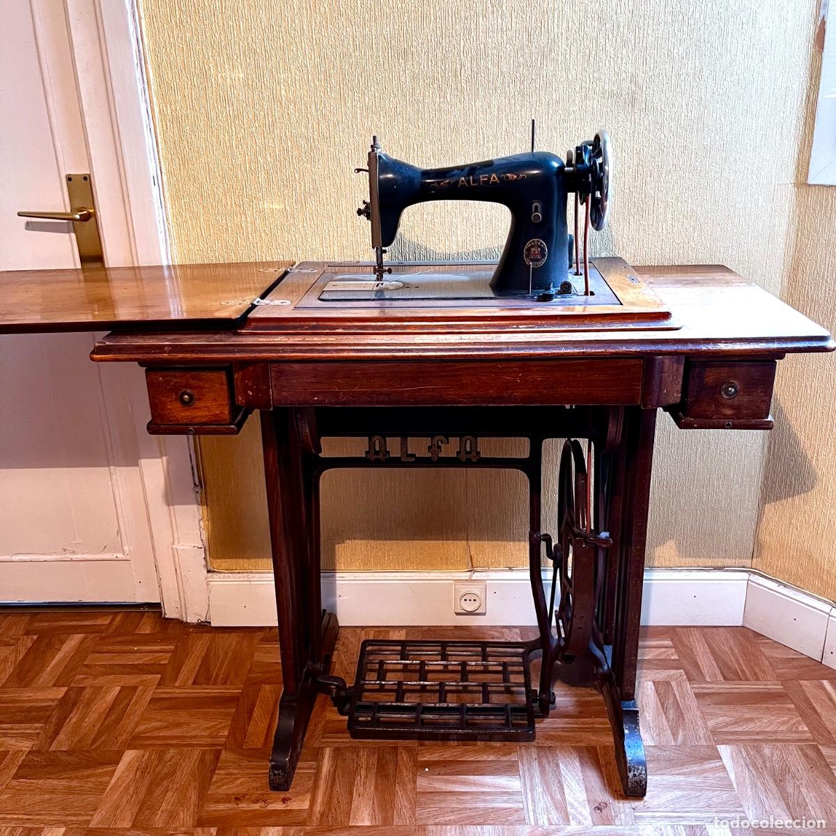 Antig&uuml;edades: M&aacute;quina de Coser ALFA Eibar a Pedal con Mueble Escamoteable