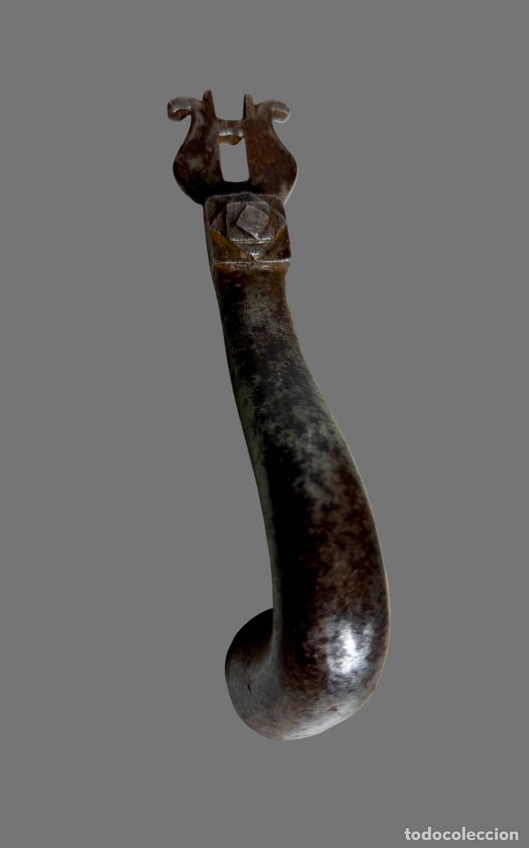 Antig&uuml;edades: Llamador en forja, siglo XVII - XVIII.