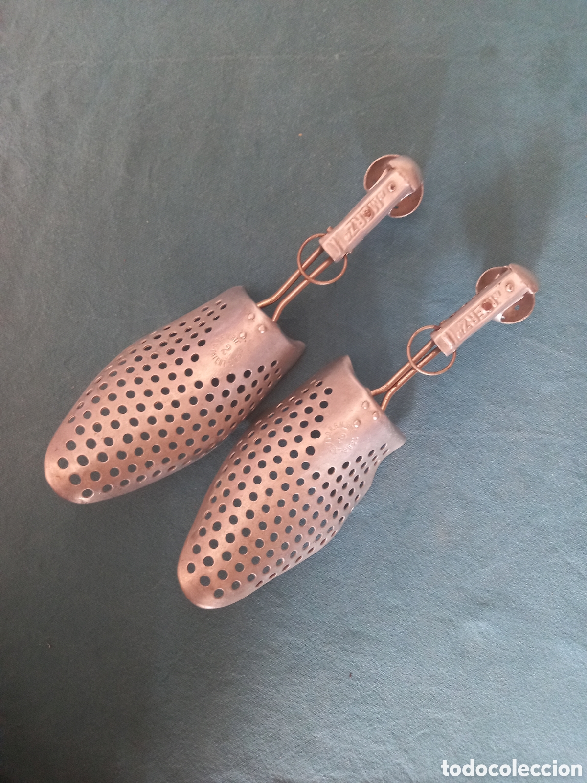 Antig&uuml;edades: Pareja de hormas de zapatos, en aluminio. Marca &rdquo;Merz&rdquo;. A&ntilde;os 60 aprox.