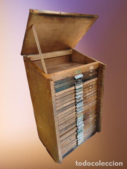 Antig&uuml;edades: Chibalete mueble de imprenta con 24 cajones.