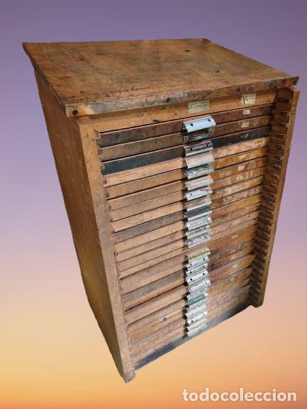 Antig&uuml;edades: Chibalete mueble de imprenta con 24 cajones. - Foto 2
