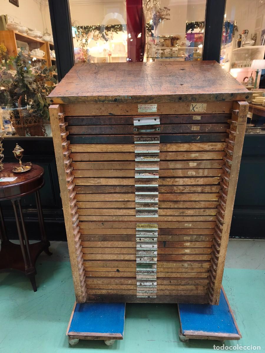 Antig&uuml;edades: Chibalete mueble de imprenta con 24 cajones. - Foto 3