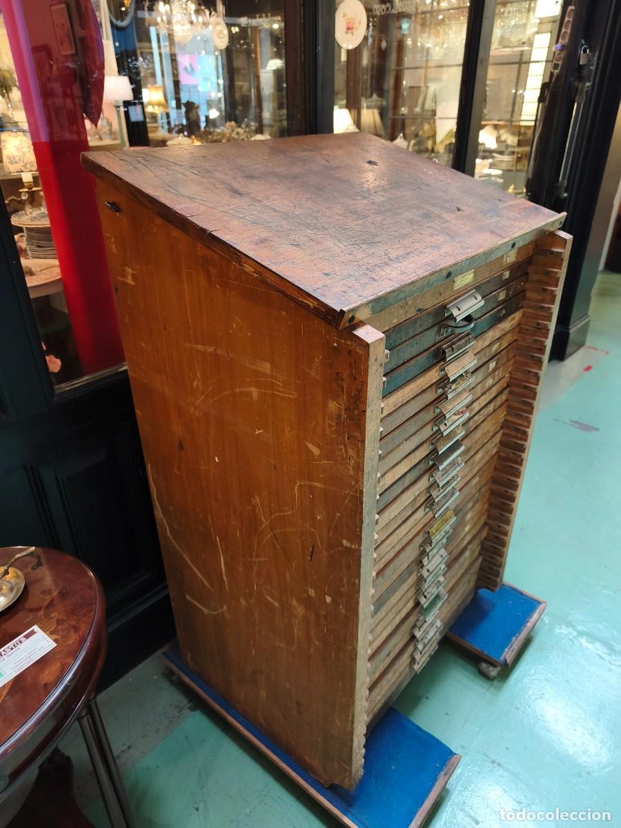 Antig&uuml;edades: Chibalete mueble de imprenta con 24 cajones. - Foto 4