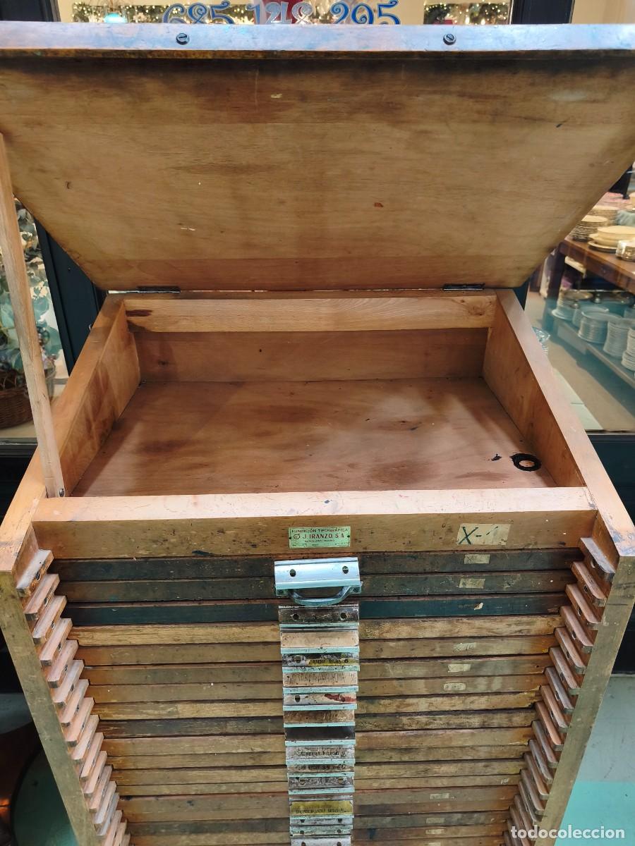 Antig&uuml;edades: Chibalete mueble de imprenta con 24 cajones. - Foto 8