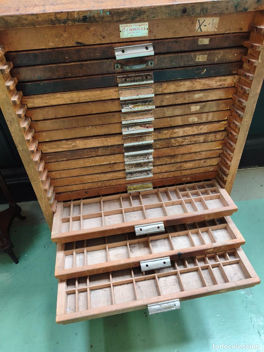 Antig&uuml;edades: Chibalete mueble de imprenta con 24 cajones. - Foto 9