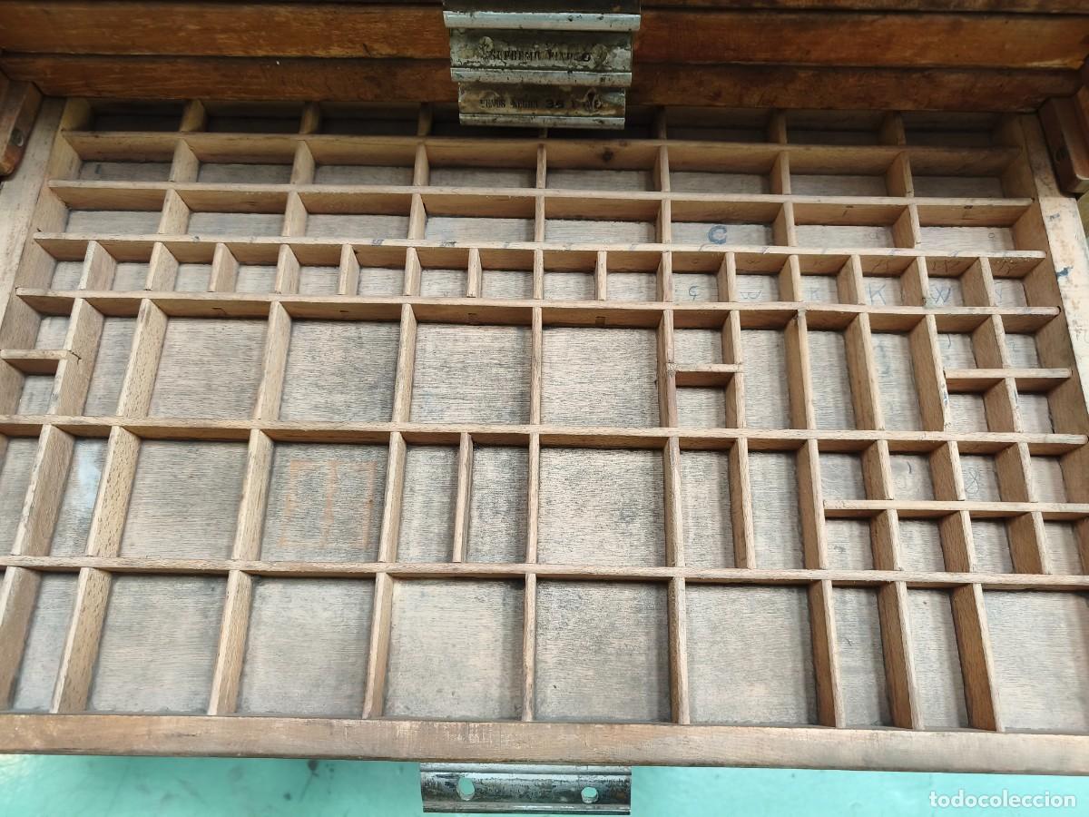 Antig&uuml;edades: Chibalete mueble de imprenta con 24 cajones. - Foto 10