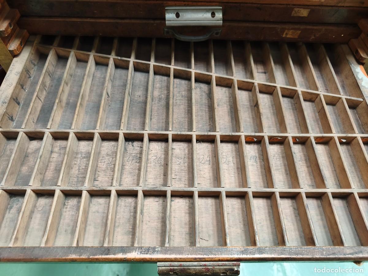 Antig&uuml;edades: Chibalete mueble de imprenta con 24 cajones. - Foto 11