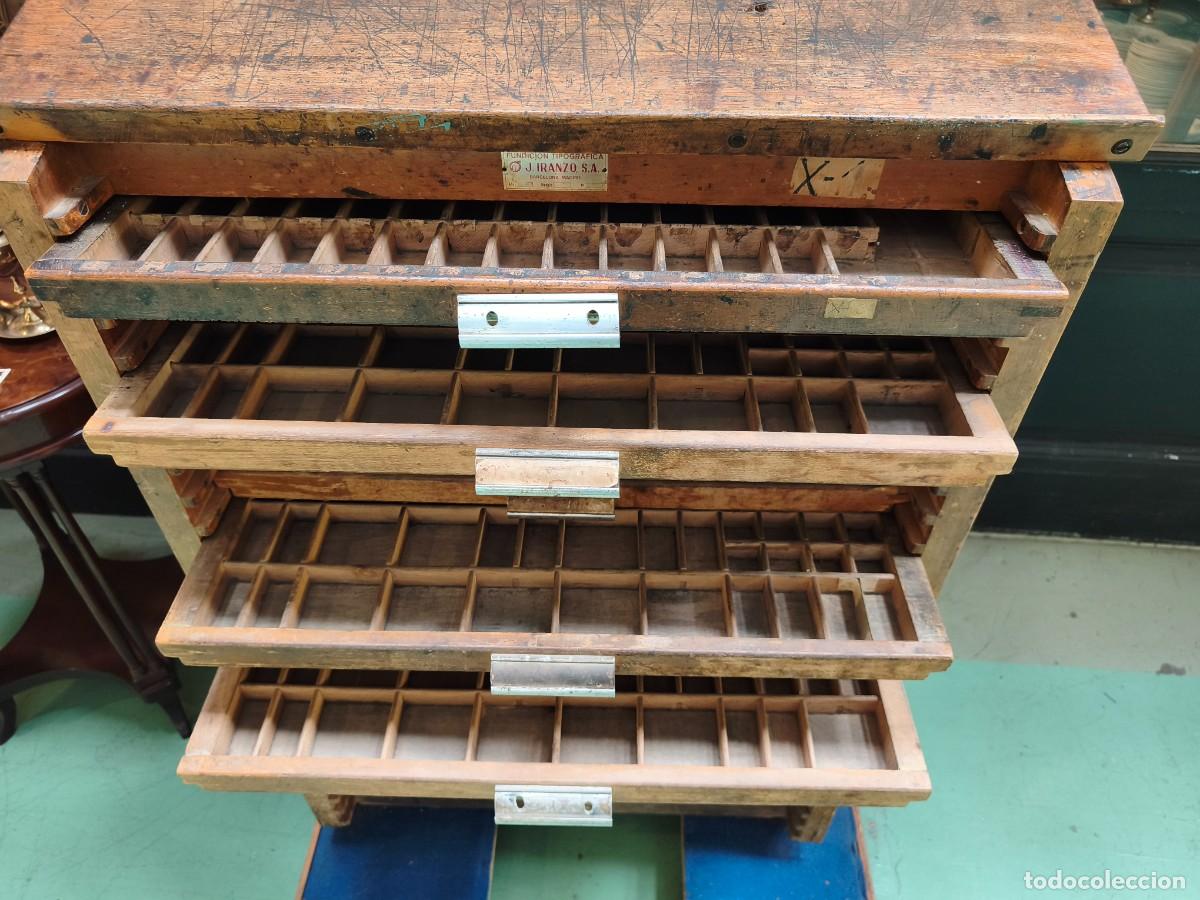 Antig&uuml;edades: Chibalete mueble de imprenta con 24 cajones. - Foto 12