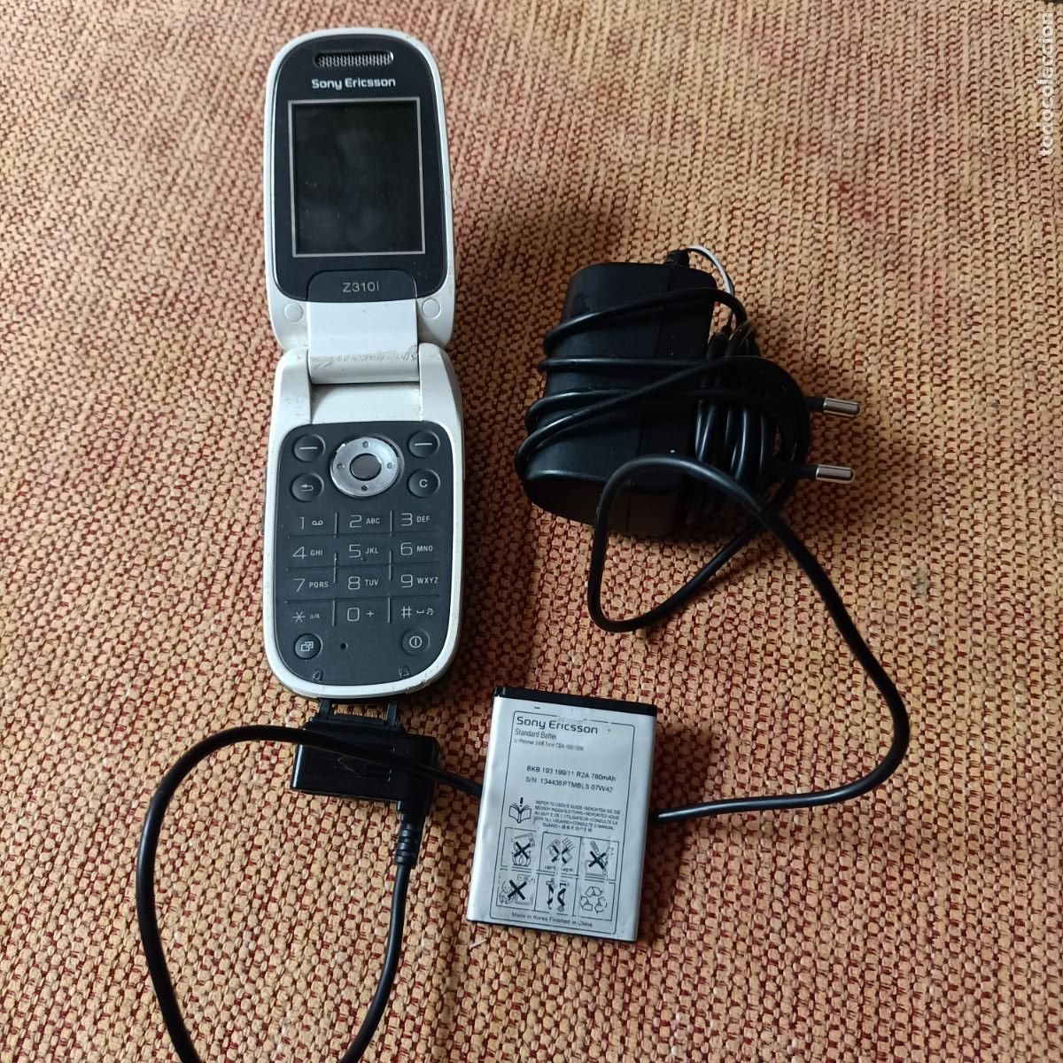 Telefone: TEL&Eacute;FONO ANT&Iacute;GUO ORIGINAL SONY ERICKSON MODELO Z310I, CON LA BATER&Iacute;A Y EL CARGADOR.
