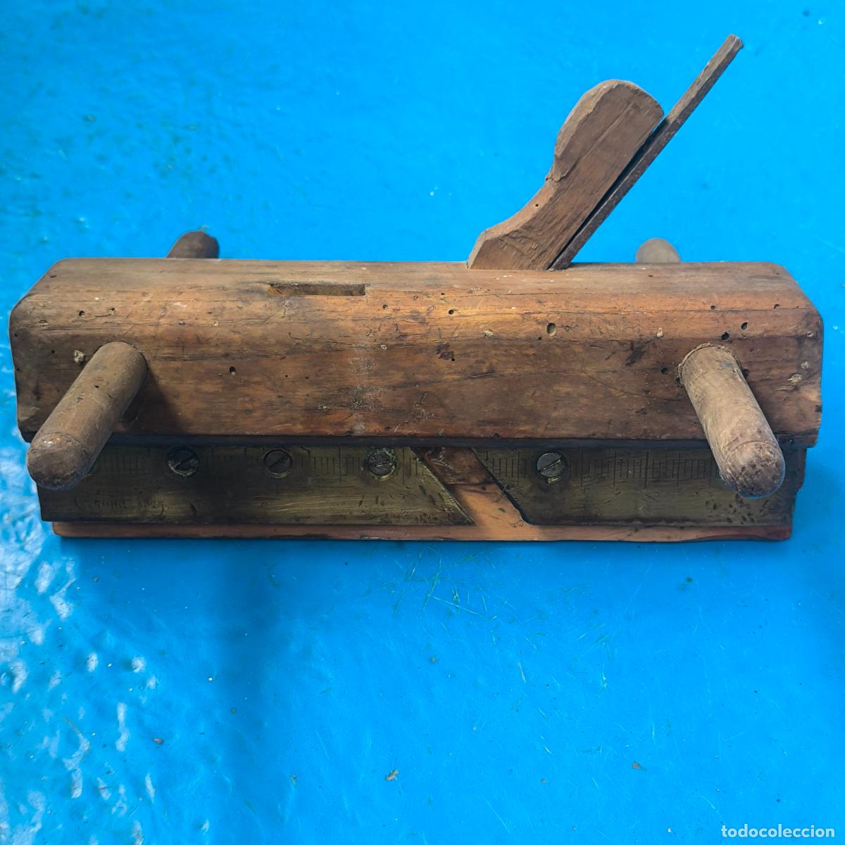 Antig&uuml;edades: Cepillo de carpintero de madera 24 cm con placa de lat&oacute;n grabada &ndash; inscripci&oacute;n &rdquo;Coru&ntilde;a 1825 1827
