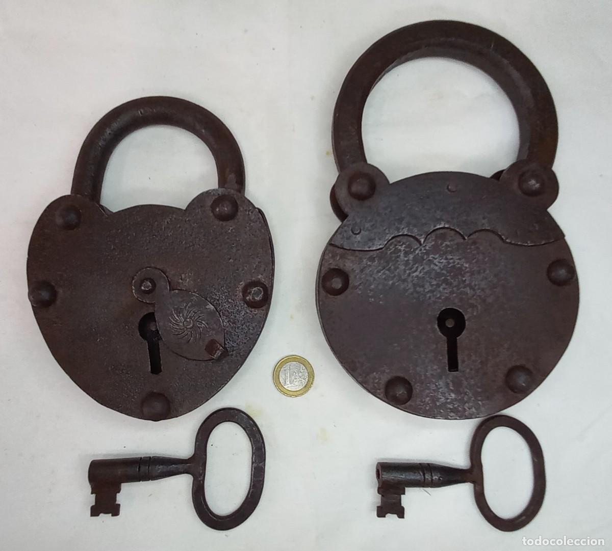 Antig&uuml;edades: IMPONENTES Y UNICA PAREJA DE CANDADOS DE FORJA CON LLAVE , S. XVIII - 21 Cm.