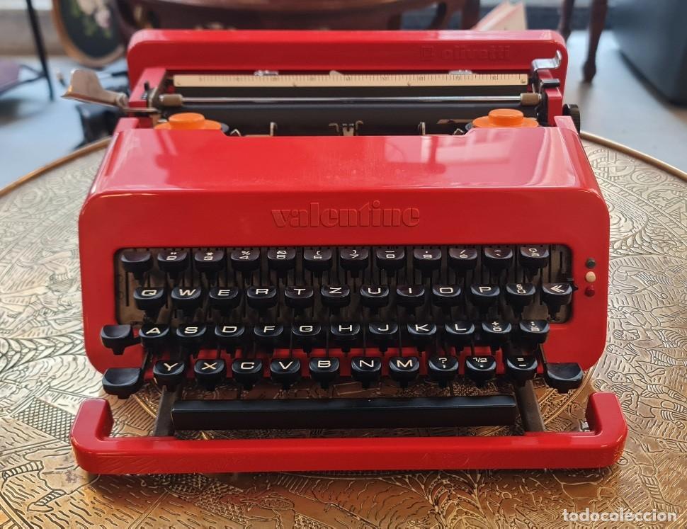 Antig&uuml;edades: M&aacute;quina de escribir Olivetti Valentine S &ndash; Dise&ntilde;o ic&oacute;nico de Sottsass.