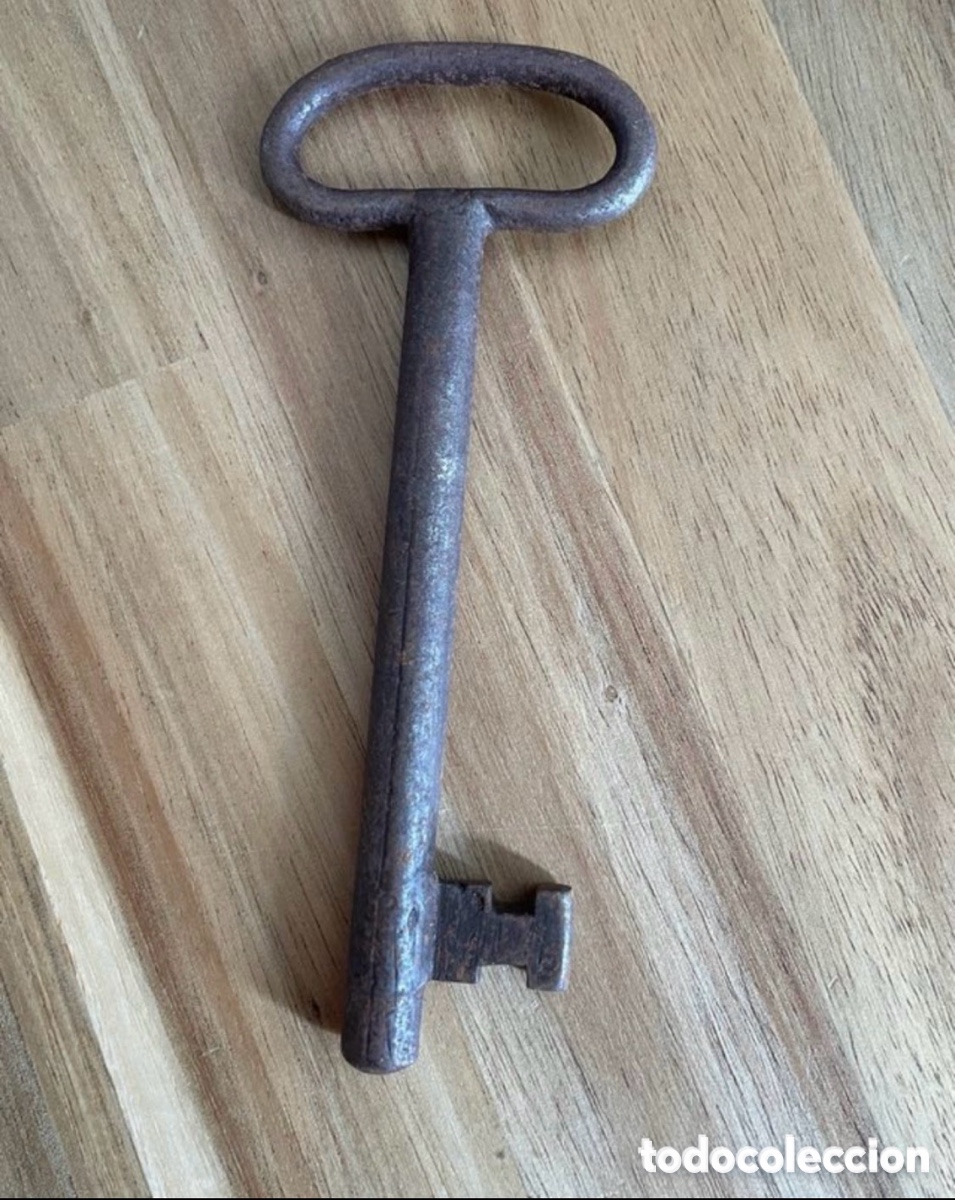 Antig&uuml;edades: Llave antigua de hierro. 12 cm aproximadamente.