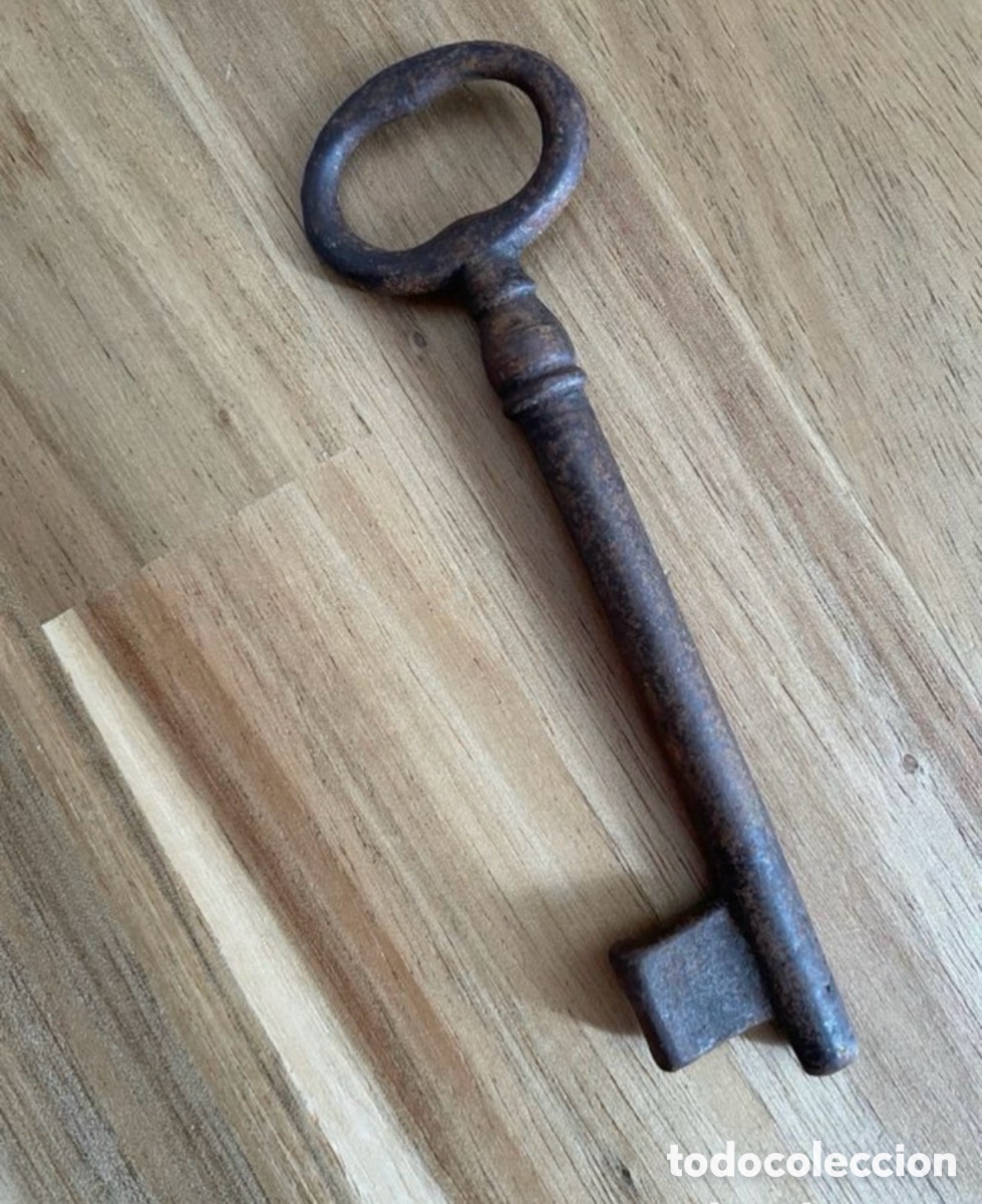 Antig&uuml;edades: Llave antigua de hierro. 11 cm aproximadamente. - Foto 2