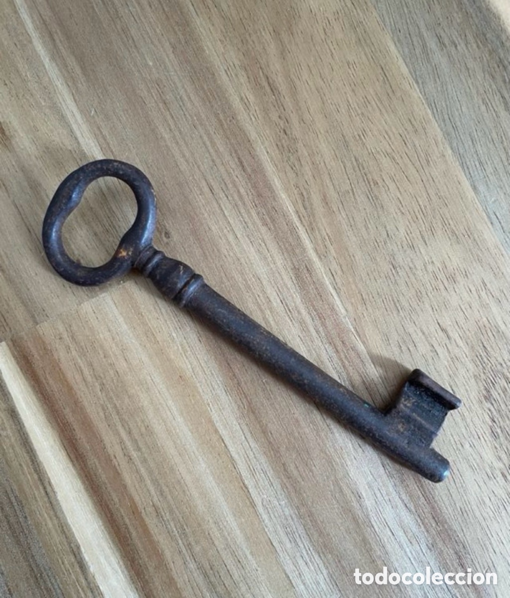 Antig&uuml;edades: Llave antigua de hierro. 11 cm aproximadamente.