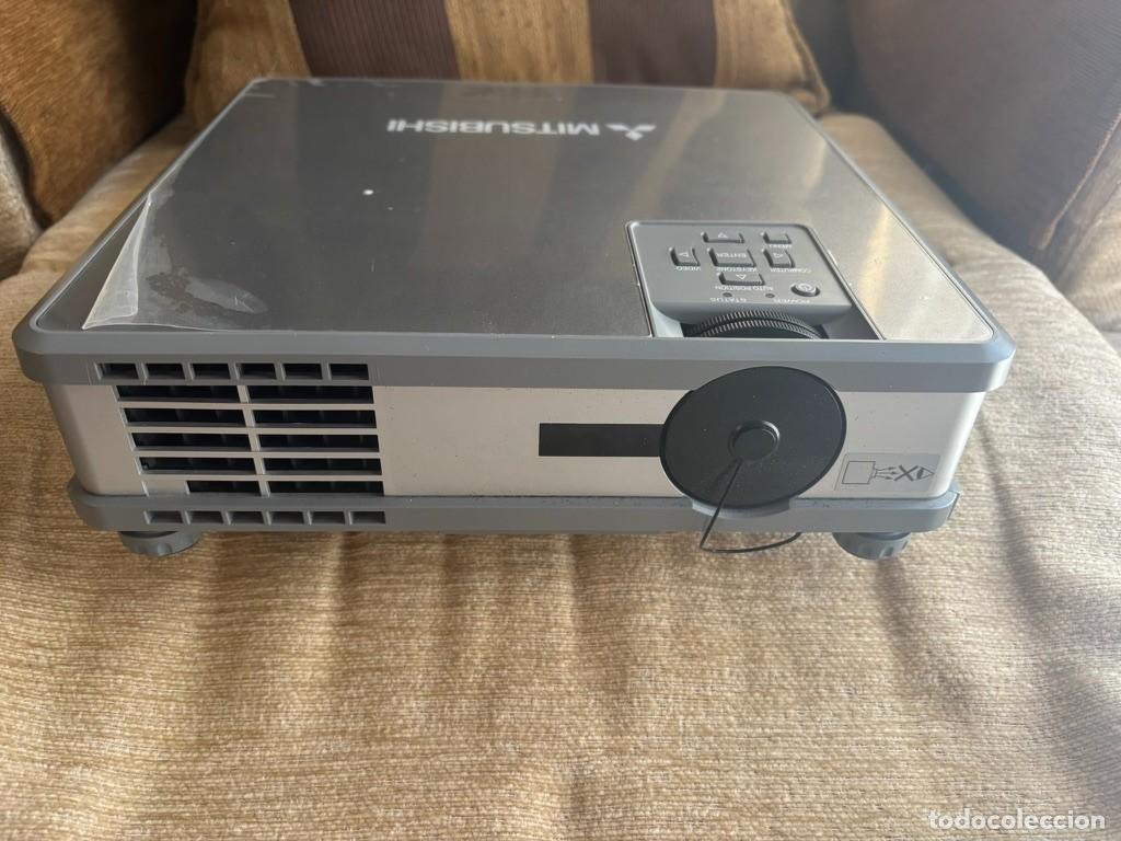 Antig&uuml;edades: Proyector port&aacute;til Mitsubishi SL4SU.