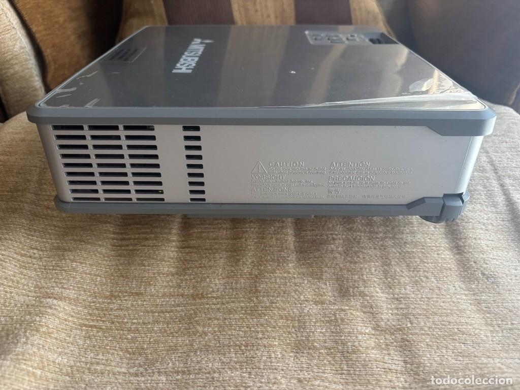 Antig&uuml;edades: Proyector port&aacute;til Mitsubishi SL4SU. - Foto 3