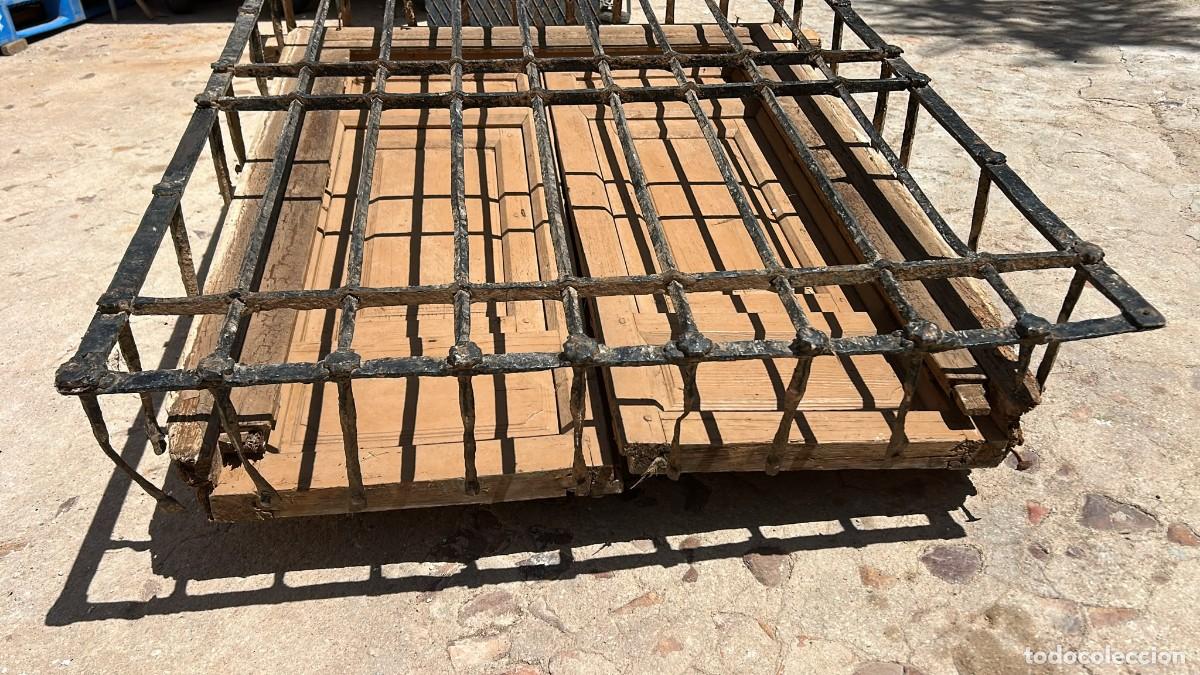 Antig&uuml;edades: REJA DE FORJA ANTIGUA EXTRAORDINARIA CON VENTANA DE MADERA Y FRAILEROS MARCO REJA