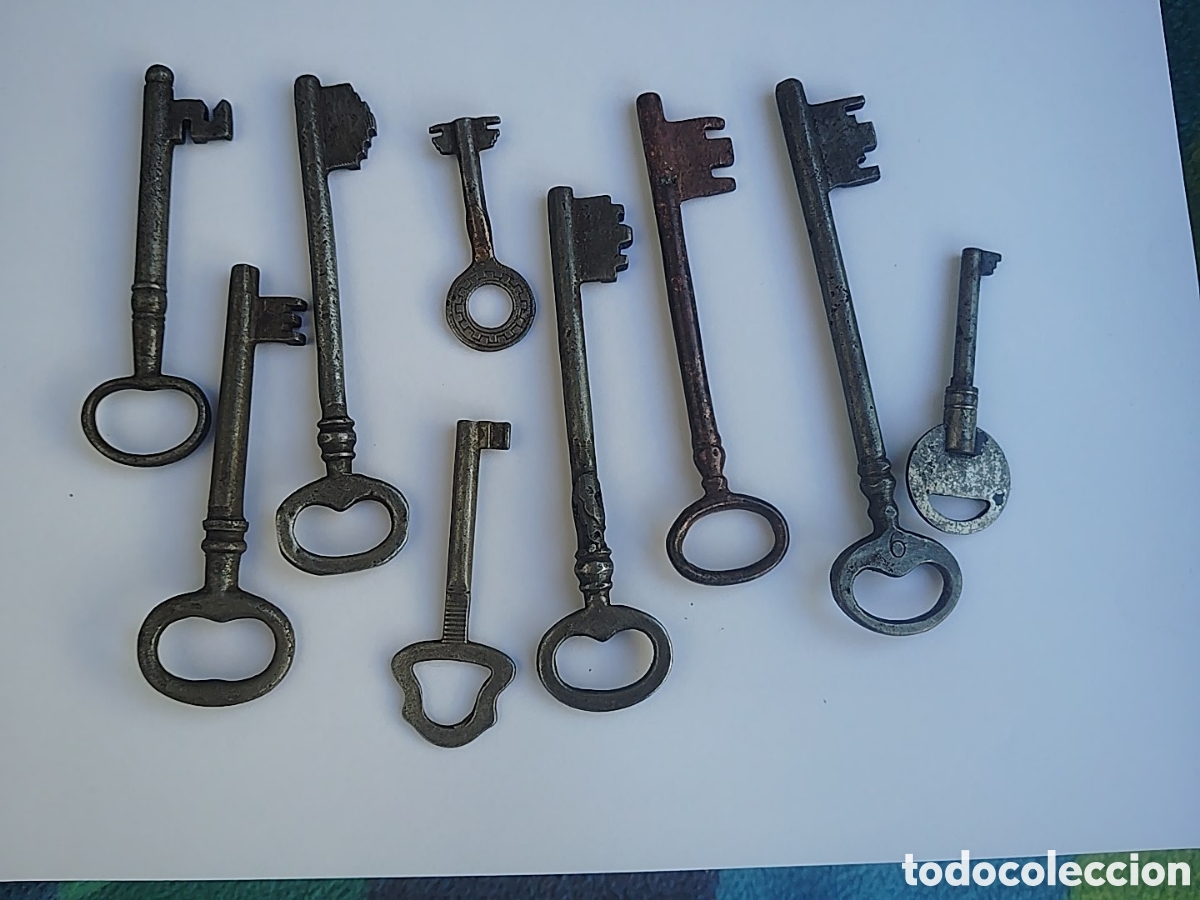 Antig&uuml;edades: Gran lote de nueve llaves muy antiguas.