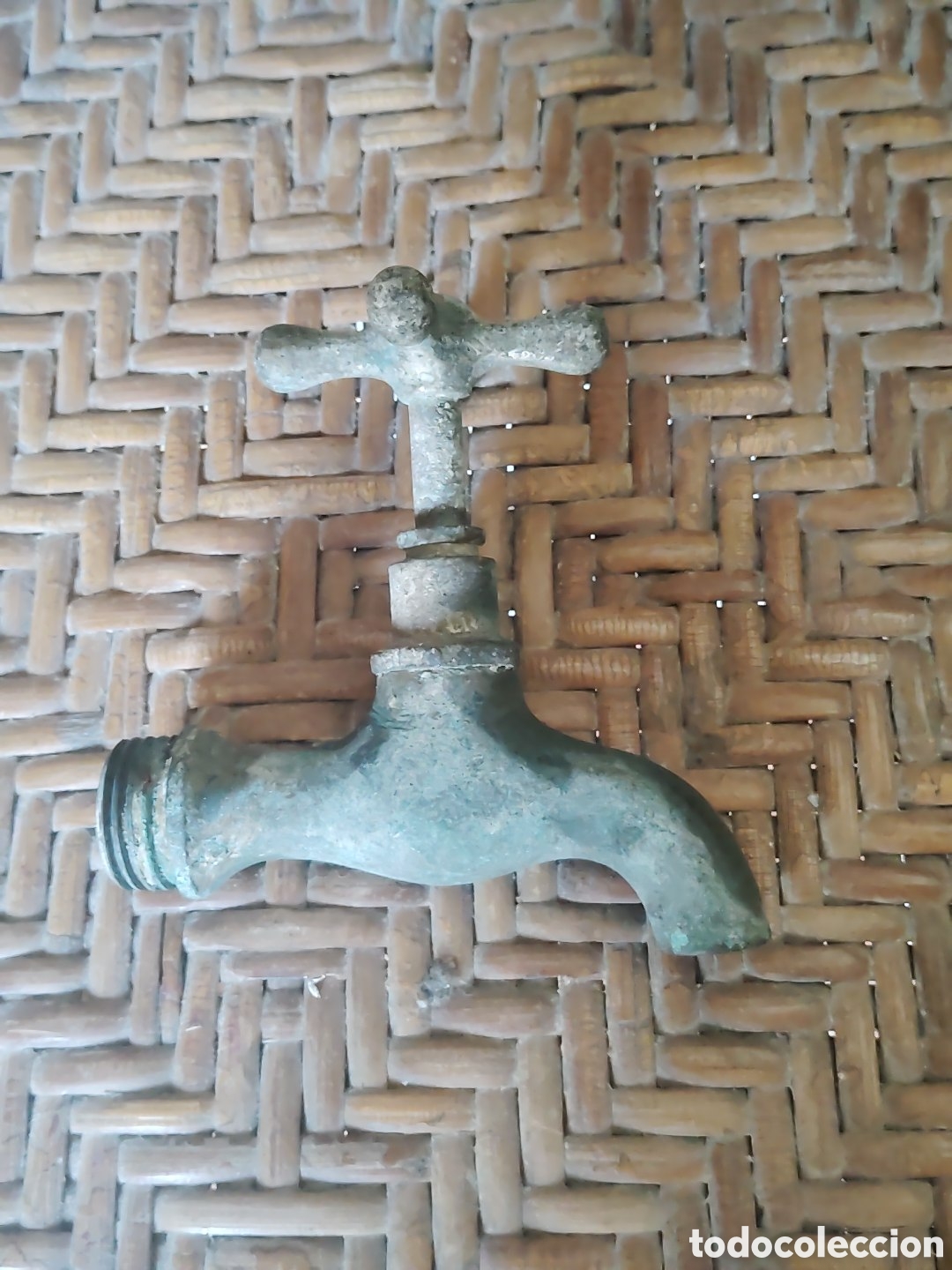 Antig&uuml;edades: Antiguo grifo de lat&oacute;n. Principios S XX