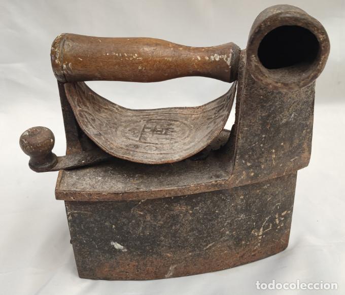 Antig&uuml;edades: ANTIGUA PLANCHA DE CHIMENEA PARA CARBON, MONDRAGON