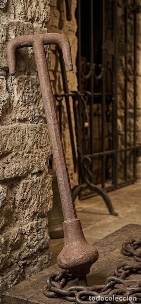 Oggetti Antichi: Badajo de campana en hierro forjado. Pieza portuguesa