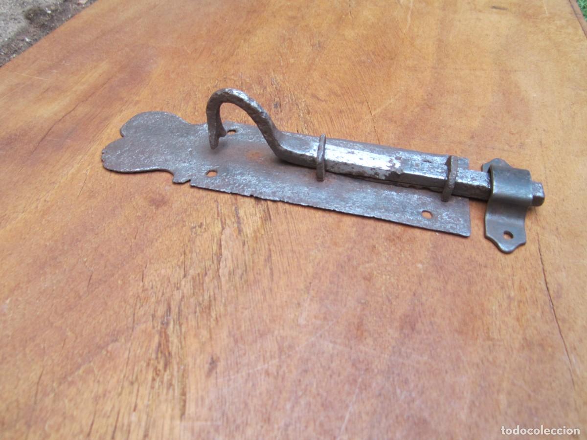 Antig&uuml;edades: Pestillo antiguo hierro forjado, coraz&oacute;n. - Foto 1