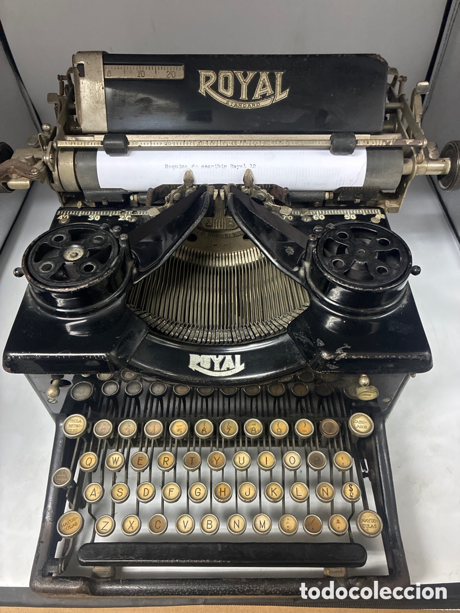 Antig&uuml;edades: M&aacute;quina de escribir Royal 12.