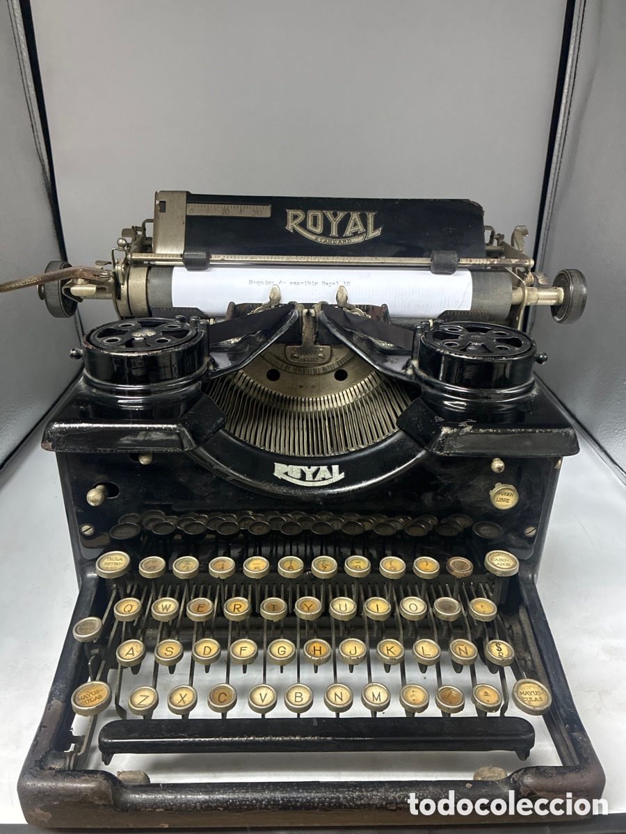 Antig&uuml;edades: M&aacute;quina de escribir Royal 12.