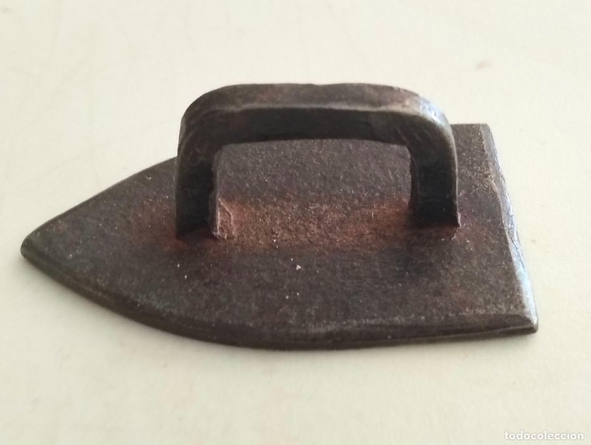 Antig&uuml;edades: PEQUE&Ntilde;A PLANCHA DE HIERRO, MEDIDAS 5,5 X 3,3 X 2 CM, ANTIGUA MUESTRA DE VENDEDOR