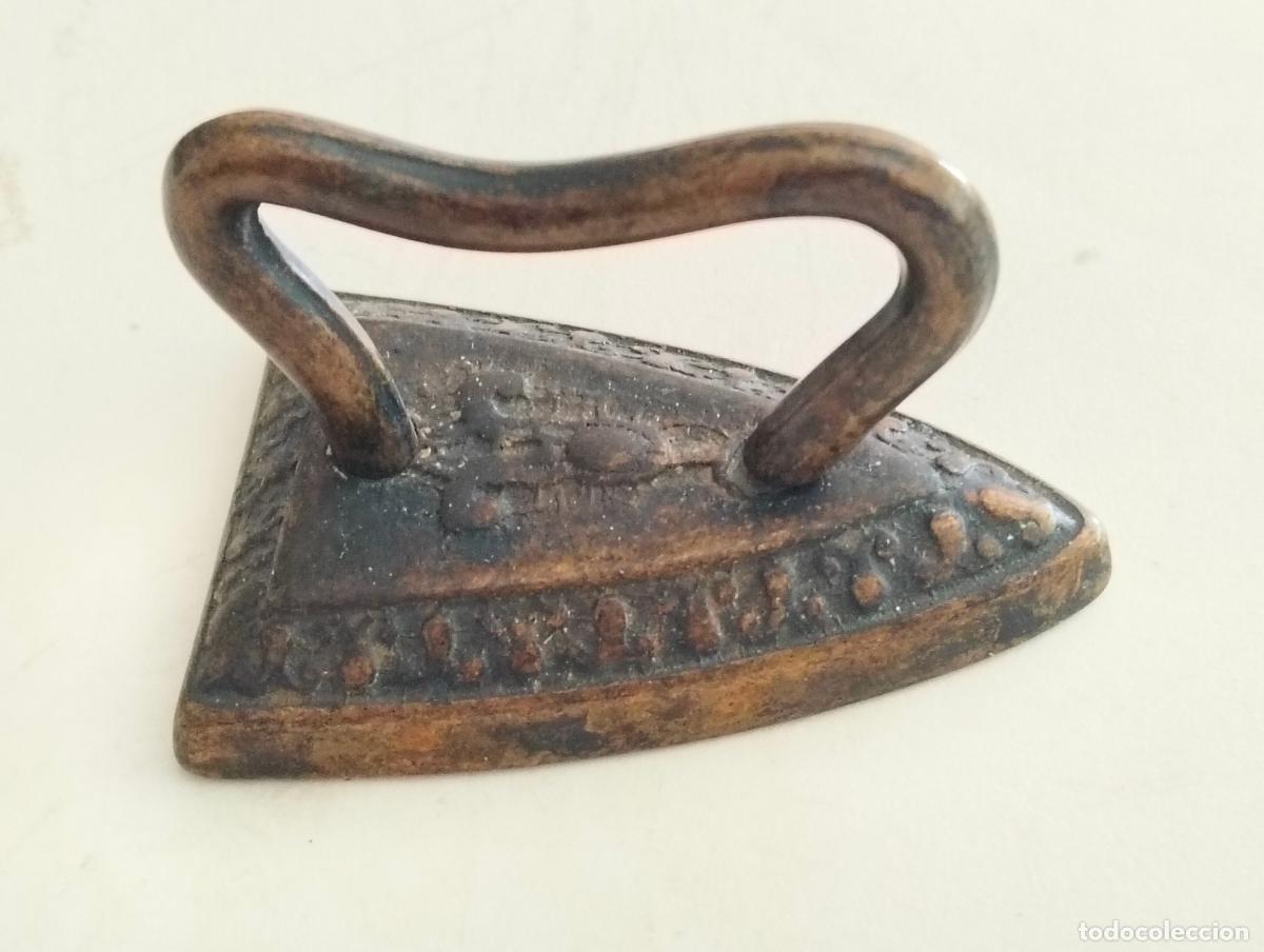 Antig&uuml;edades: PEQUE&Ntilde;A PLANCHA LATON ENVEJECIDO, MEDIDAS 6,5 X 4,5 X 4 CM