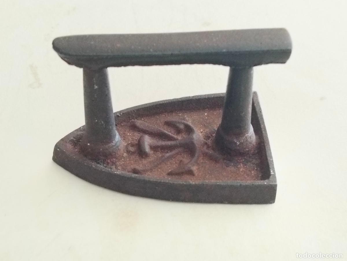 Antig&uuml;edades: ANTIGUA PEQUE&Ntilde;A PLANCHA HIERRO FUNDIDO, MEDIDAS 6 X 4 X 4 CM, TIENE GRABADO ANCLA Y REMOS