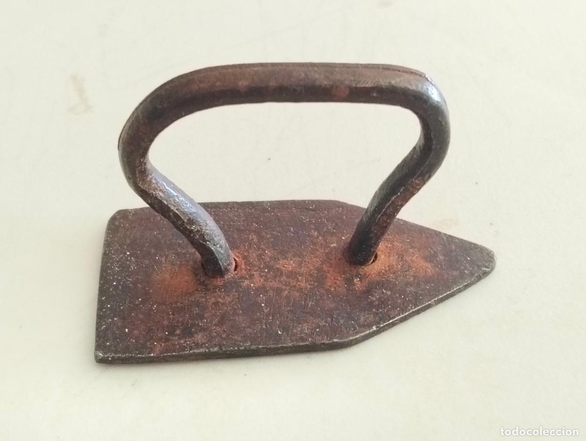 Antig&uuml;edades: ANTIGUA PEQUE&Ntilde;A PLANCHA HIERRO, MEDIDAS 6 X 3 X 4 CM