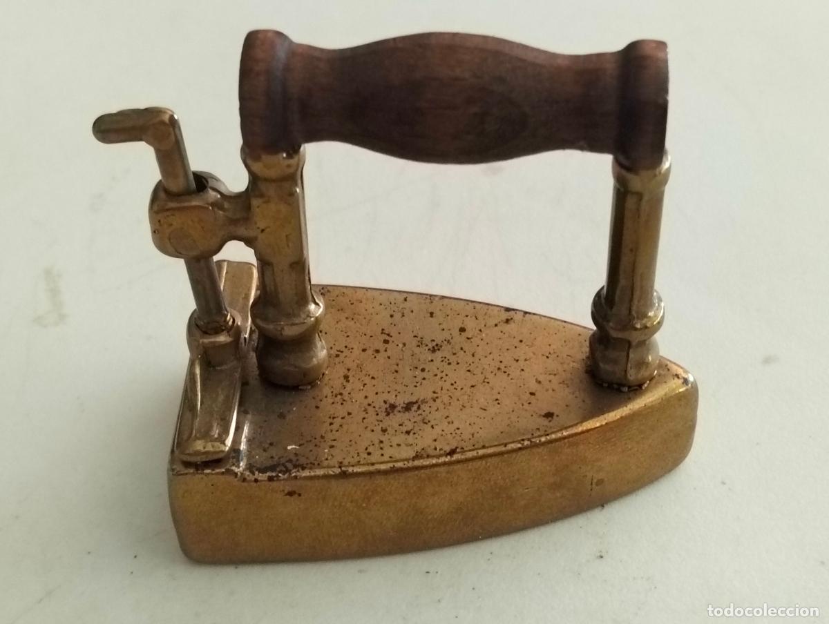 Antig&uuml;edades: PEQUE&Ntilde;A PLANCHA DE LATON, CON MANGO DE MADERA, MEDIDAS 5,5 X 3,5 X 5,5 CM
