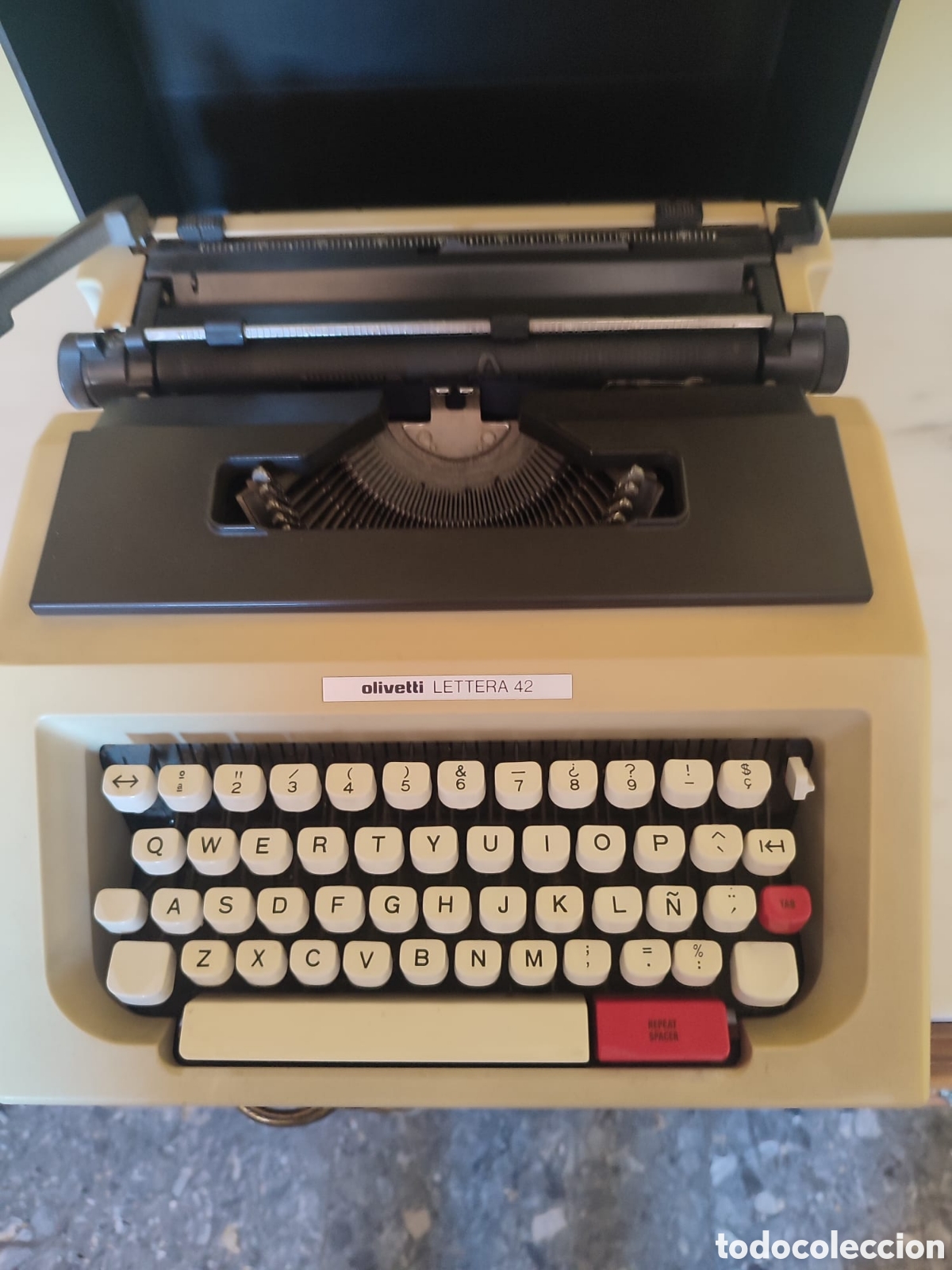Antig&uuml;edades: Maquina de escribir Olivetti letrera 42 con teclado espa&ntilde;ol. Muy buen estado de conservaci&oacute;n