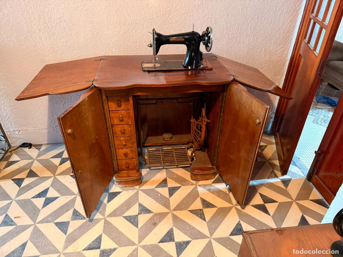 Antig&uuml;edades: Antigua M&aacute;quina de Coser SINGER con Mueble de Madera Completo y Pedal - Vintage / Colecci&oacute;n