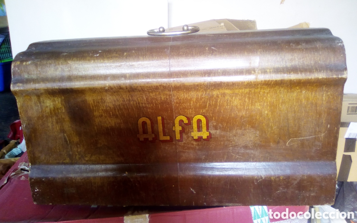Antig&uuml;edades: Antigua tapa protectora de maquina de coser Alfa. Mide 49 x 26,5 x 24 cm., no tengo la llave.