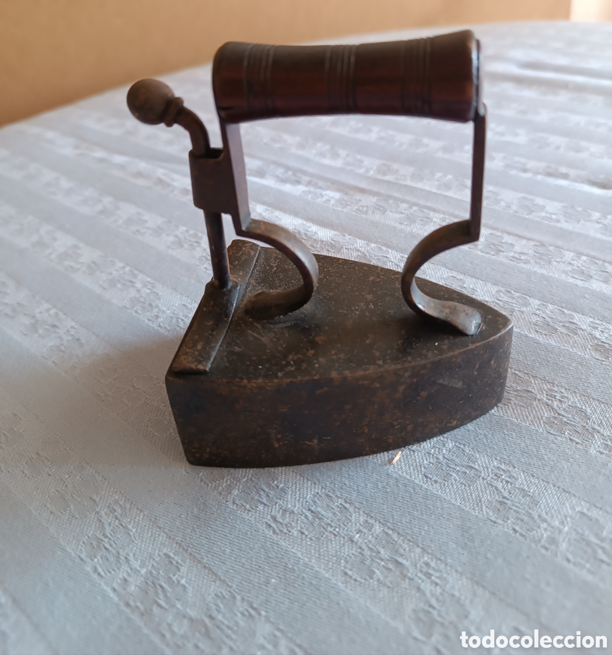 Antig&uuml;edades: Peque&ntilde;a Antigua PLANCHA de Hierro Fundido, con deposito, con Mango de Madera. Mecanismo de palanca.