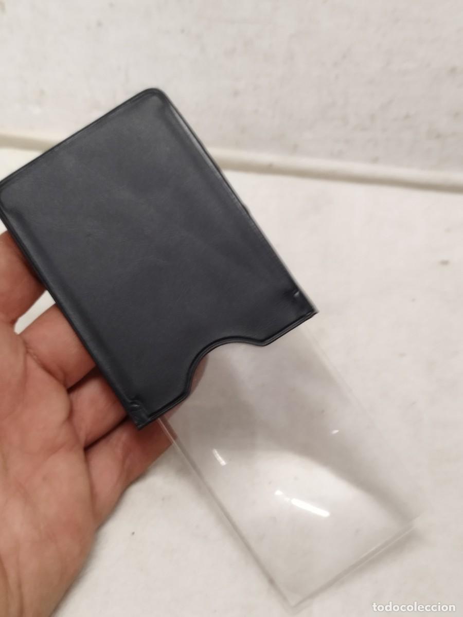 Antig&uuml;edades: Antigua tarjeta lupa. Lente de aumento de bolsillo, cartera o billetera.