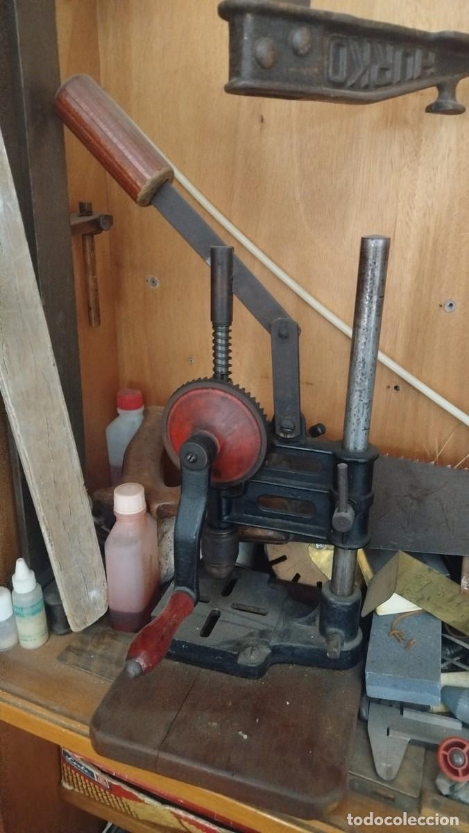 Antig&uuml;edades: Prensa manual de cremallera fabricada entre 1940 y 1960